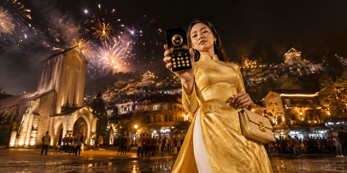 Phụ nữ mặc áo dài tham gia xổ số và cá cược tại Sapa
